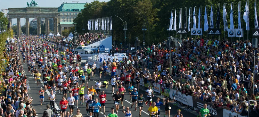 Läuferfeld beim BMW BERLIN-MARATHON