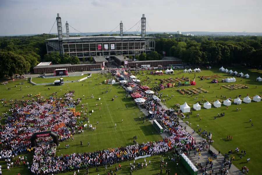 Teilnehmerfeld der BusinessRun Serie vor dem Kölner Stadion