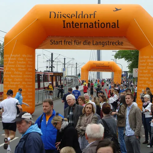 Orangener Torbogen „Düsseldorf International“ beim Marathon