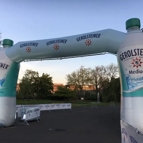 Gerolsteiner Torbogen mit aufblasbaren Flaschen