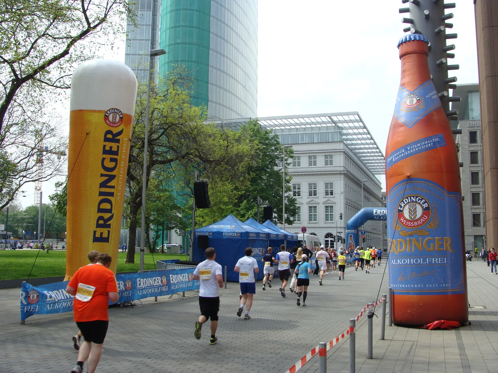 Überlebensgroße aufblasbare Erdinger Flasche und Weizenglas an der Laufstrecke eines Stadtmarathons