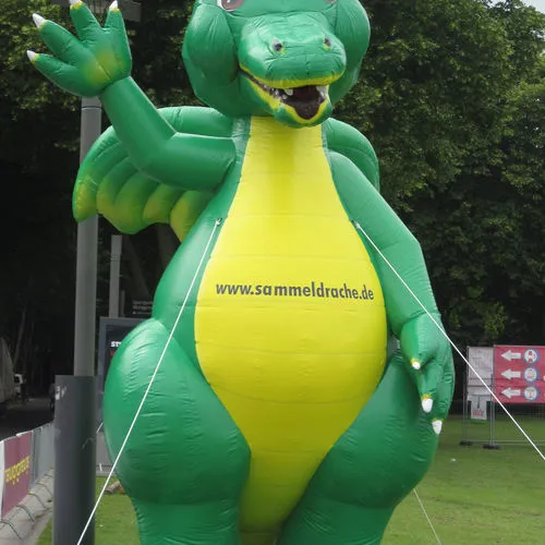 Grüner Drache als aufblasbare Werbefigur