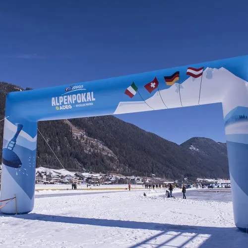 Aufblasbarer Torbogen „Alpenpokal“ in den Bergen