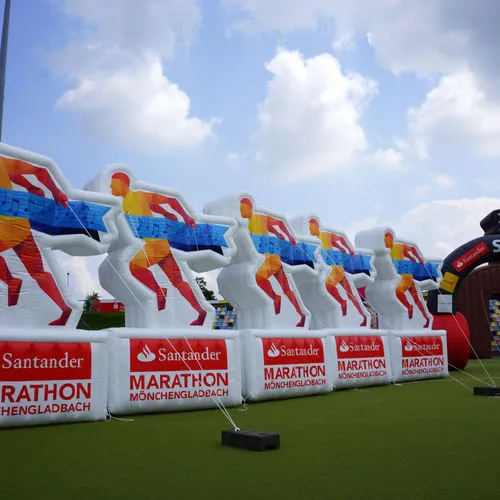 Santander Marathon: Reihe aufblasbarer Läuferfiguren