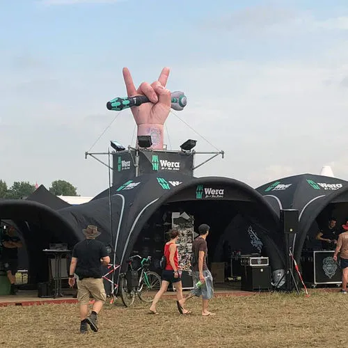Wera Inflatable-Hand auf einem Festival
