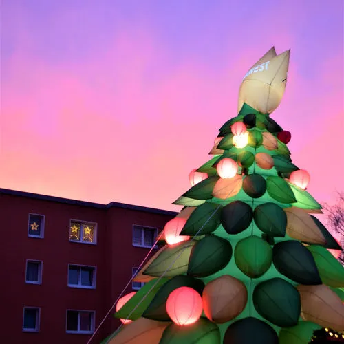 Beleuchteter aufblasbarer Weihnachtsbaum bei Abendrot