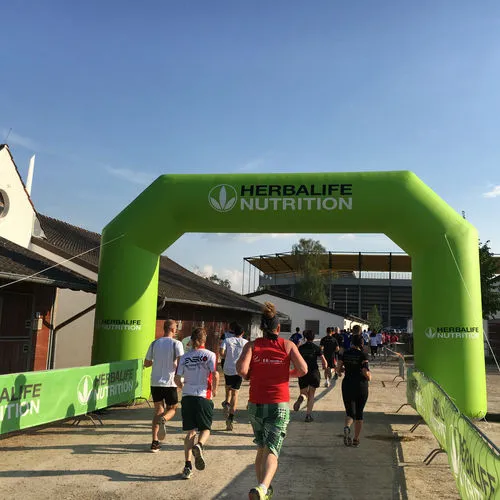 Herbalife Nutrition Torbogen mit Läufern