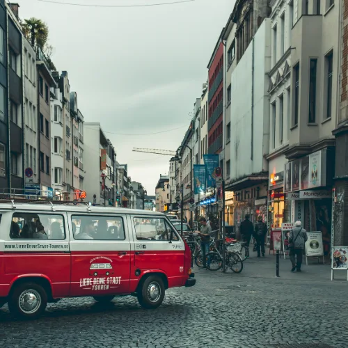 Tourbulli auf einer belebten Kölner Einkaufsstraße