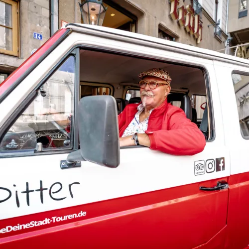 Guide am Fenster des Tourbullis Pitter