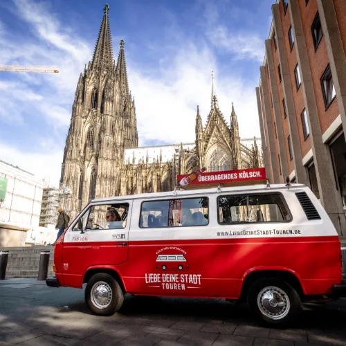 Roter Tourbulli vor dem Kölner Dom