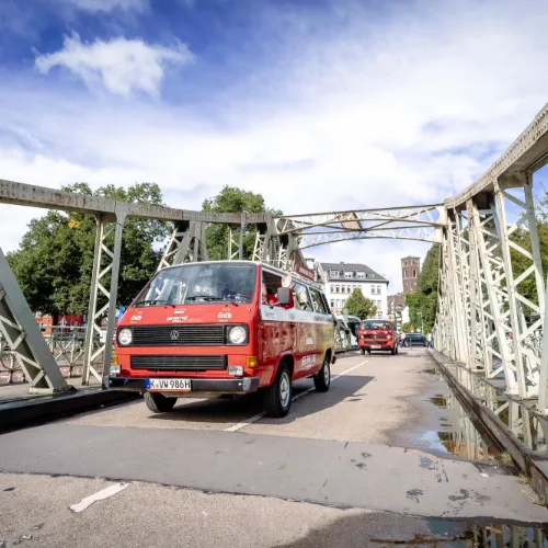 Tourbulli auf der Drehbrücke im Kölner Rheinauhafen