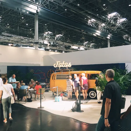 Fotobulli als Messestand in einer Ausstellungshalle