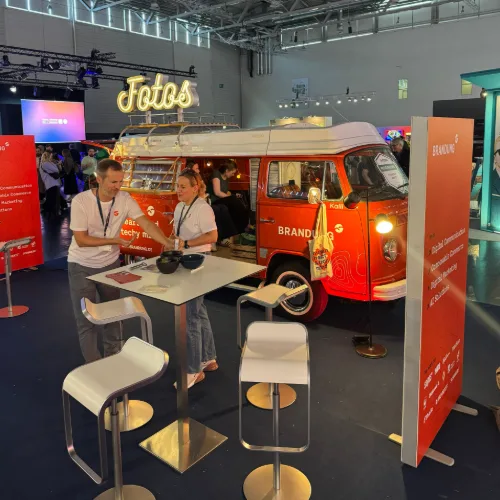 Fotobulli auf einem Messestand mit Stehtischen