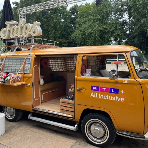 Fotobulli mit RTL+-Branding bei einem Sommerfest