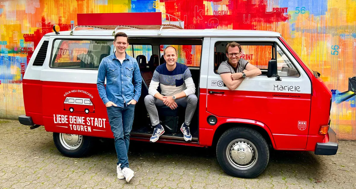 Die Gründer von ad.letics vor dem roten Tourbulli