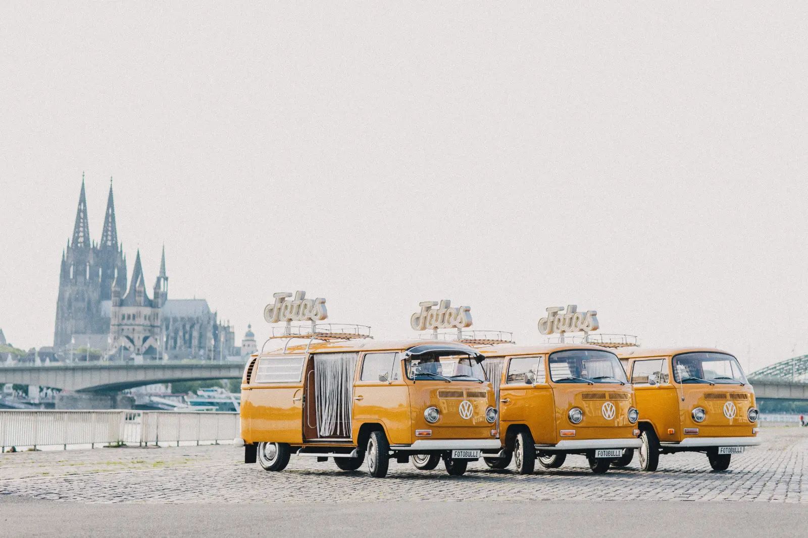 Drei Vintage Foto Bullis am Rheinufer vor dem Kölner Dom