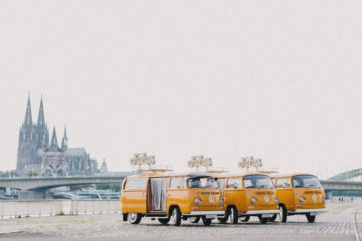 Drei Vintage Foto Bullis am Rheinufer vor dem Kölner Dom