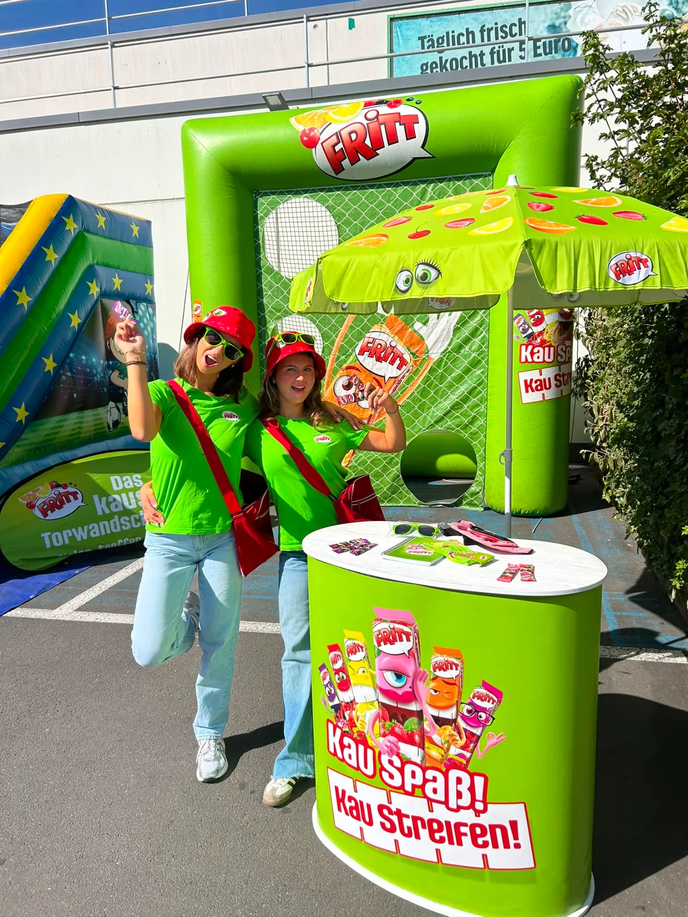 FRITT Torwandpromotion: aufblasbare Torwand mit Promotionstand und Team